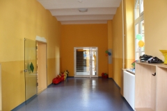 Unser Spielflur in hellem gelb und mit großen Fenstern.