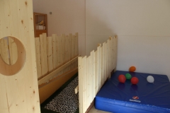 Spiel- und Rückzugsbereich mit Matten und Teppich