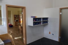 Ein Schubladensystem an der Wand für die Hygieneartikel der Kinder im Waschraum.